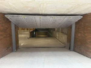 Instalação de portão da rampa de acesso