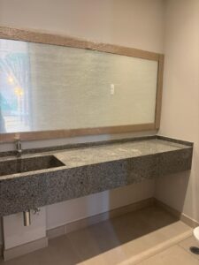 Início da instalação de itens de decoração – lavabo