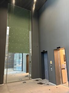 Instalação do espelho do lobby