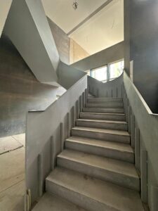 Execução do piso da escada raiada