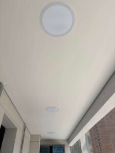 Pintura de forro e instalação de luminárias da área técnica