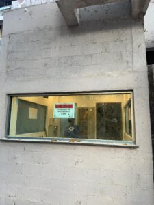 Instalação de vidro blindado da portaria
