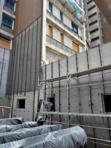 Execução de estrutura de fachada ventilada do térreo