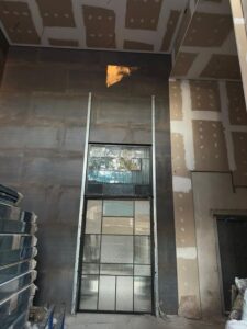 Instalação de porta do lobby
