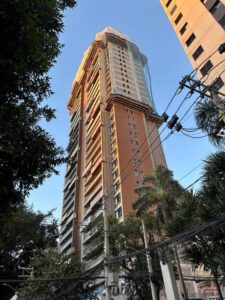 Vista geral da fachada frontal – final do mês