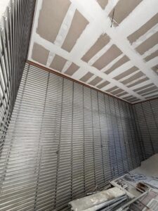 Estrutura da fachada ventilada no térreo