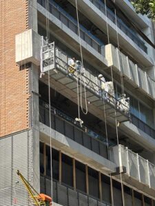 Execução de revestimento da jardineira
