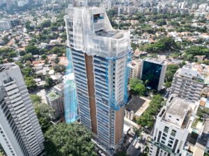 Vista geral – fachada durante o mês