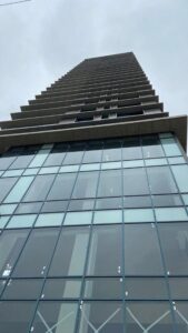 Pele de vidro da fachada frontal