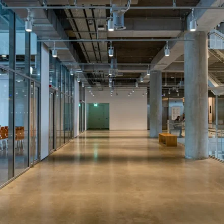 Pilares redondos na arquitetura: da coluna clássica ao suporte escultural moderno