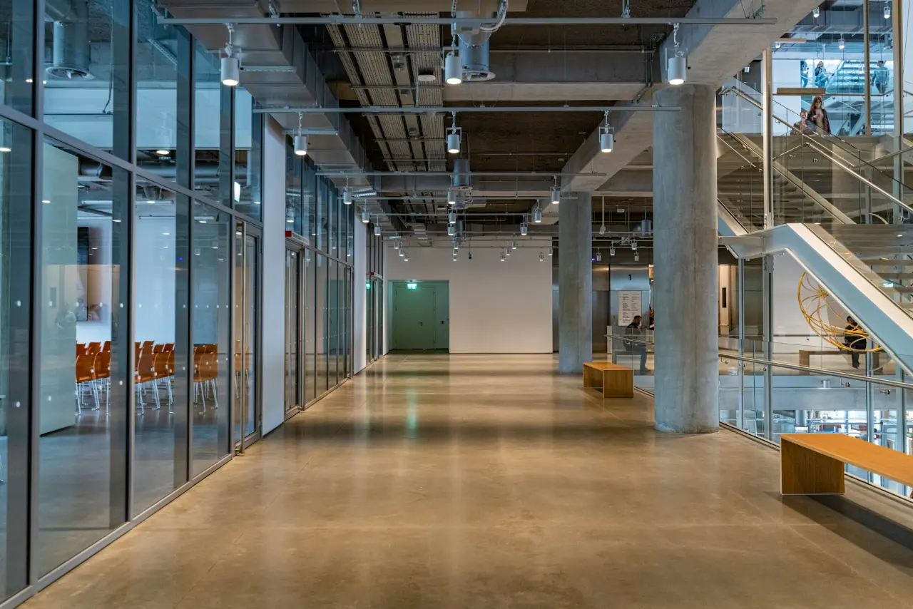 Pilares redondos na arquitetura: da coluna clássica ao suporte escultural moderno